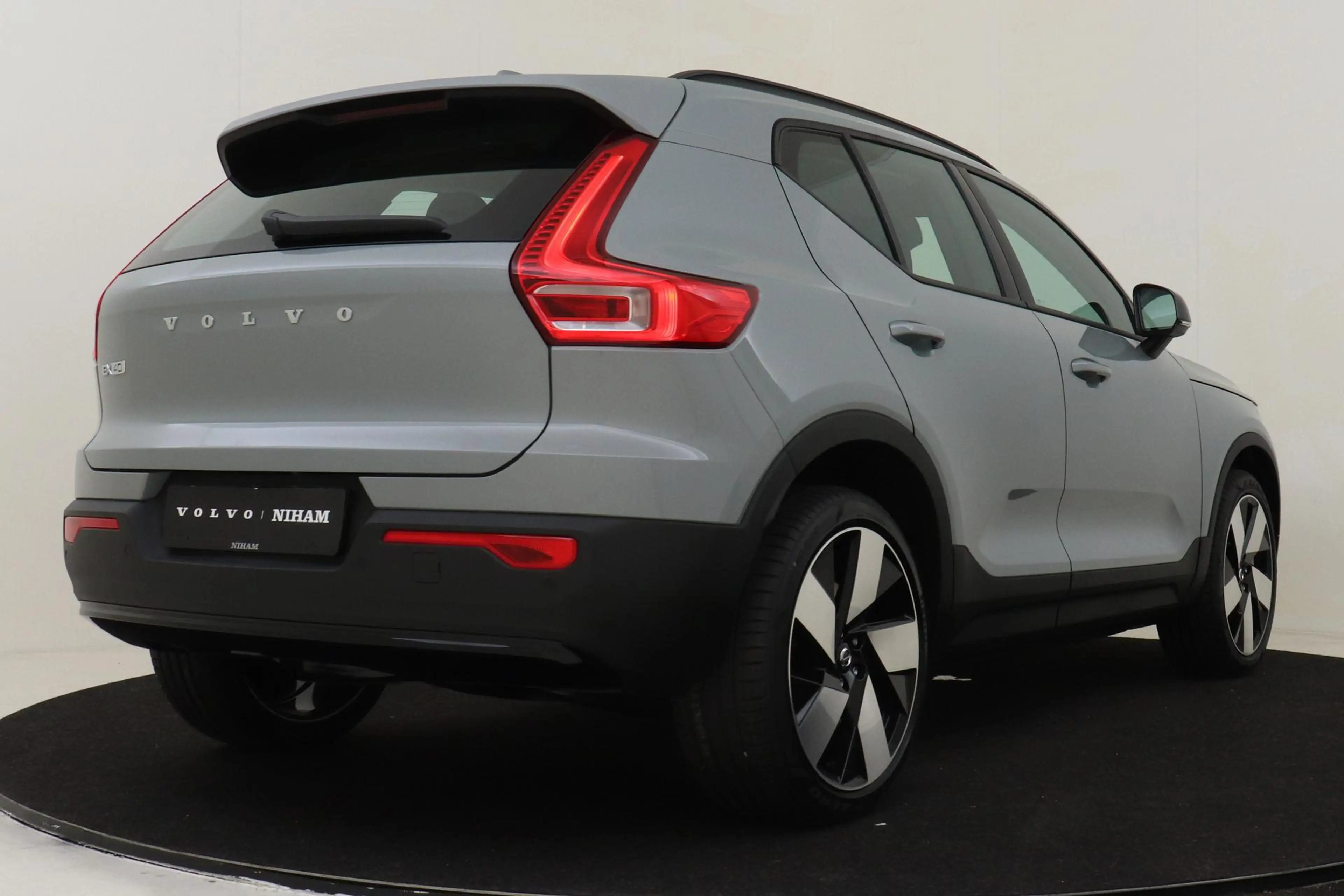 Volvo EX40 SINGLE MOTOR ESSENTIAL 70 kWh -CAMERA|CRUISE|METAL — photo 3