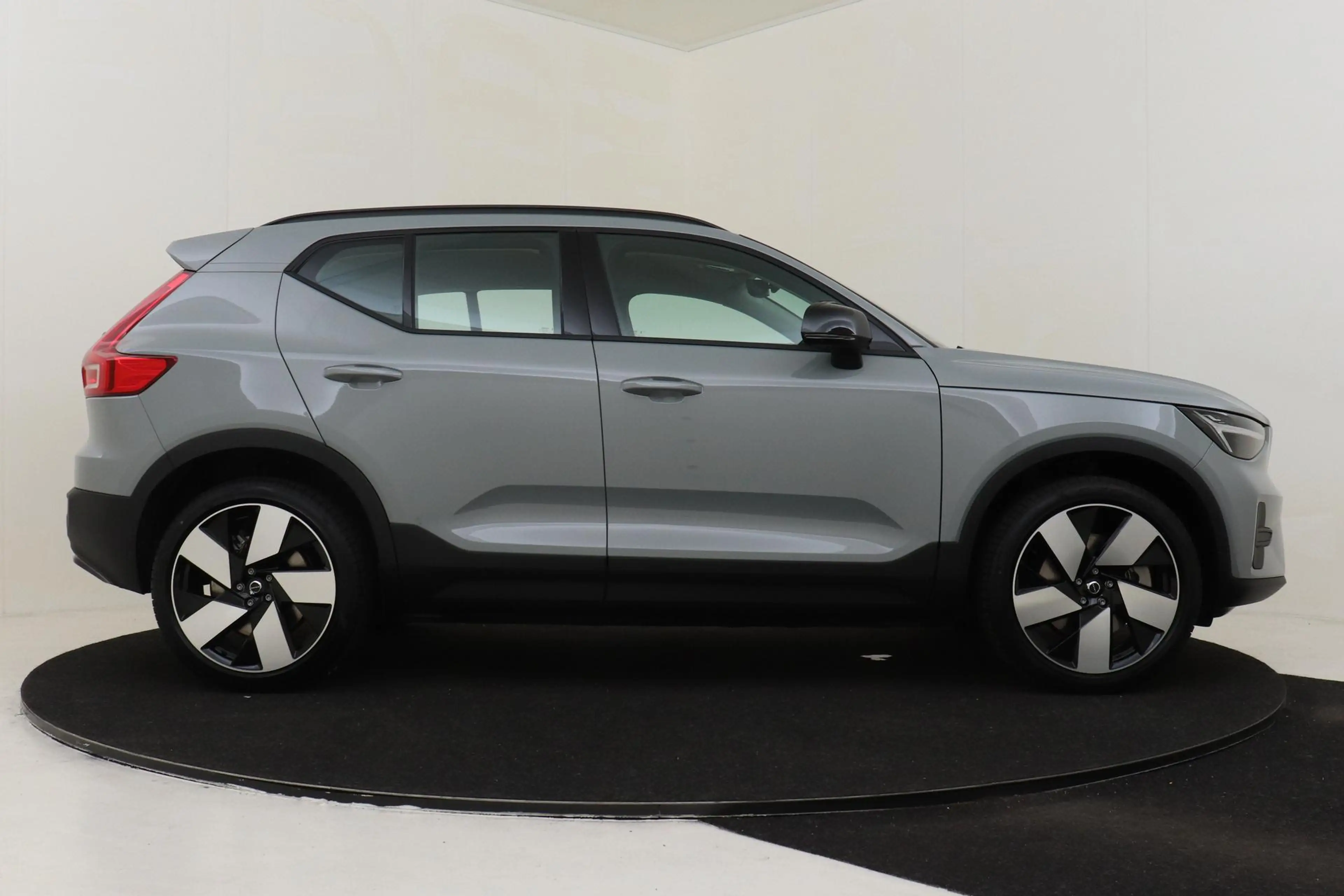 Volvo EX40 SINGLE MOTOR ESSENTIAL 70 kWh -CAMERA|CRUISE|METAL — photo 13
