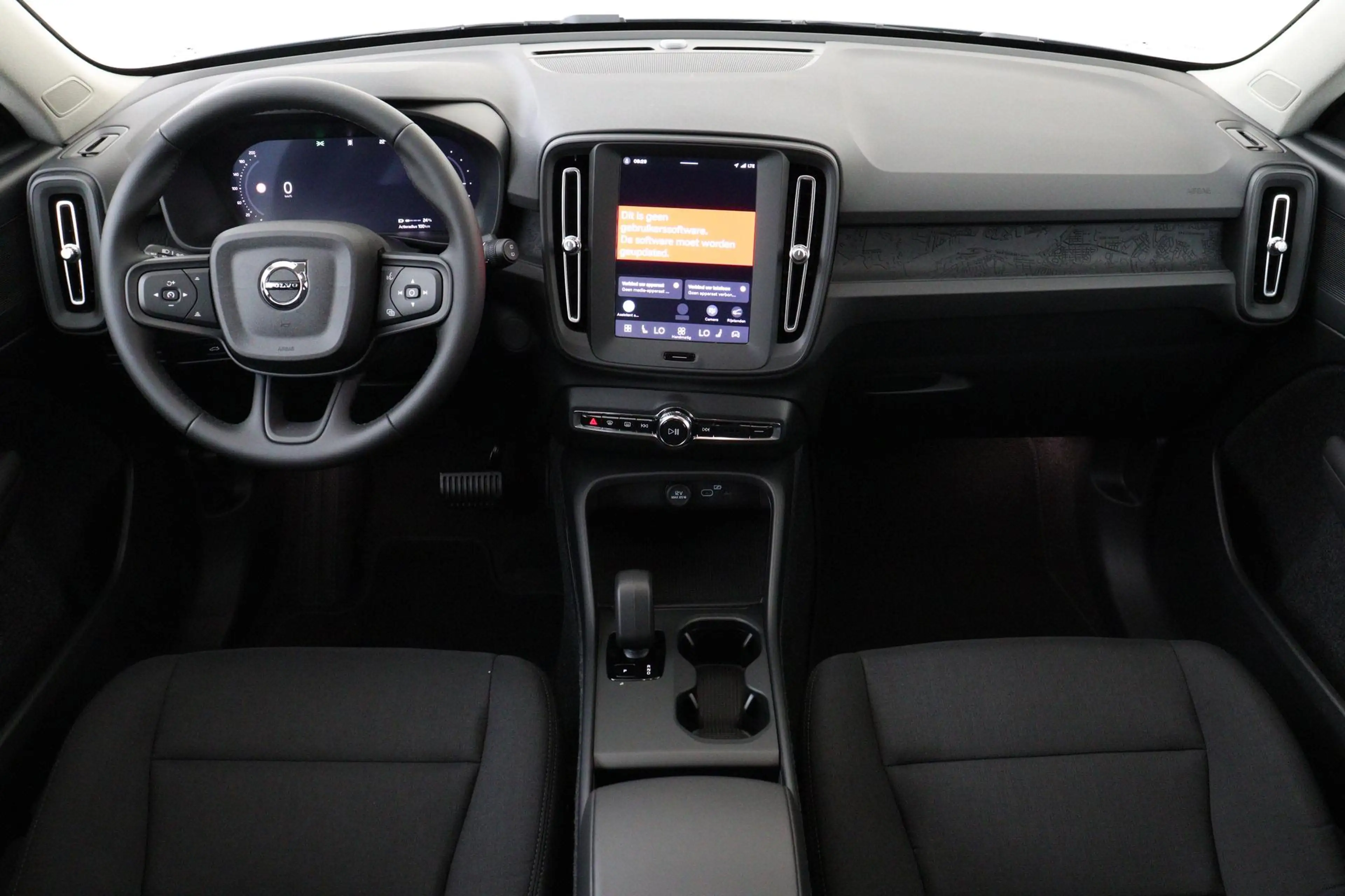 Volvo EX40 SINGLE MOTOR ESSENTIAL 70 kWh -CAMERA|CRUISE|METAL — photo 4