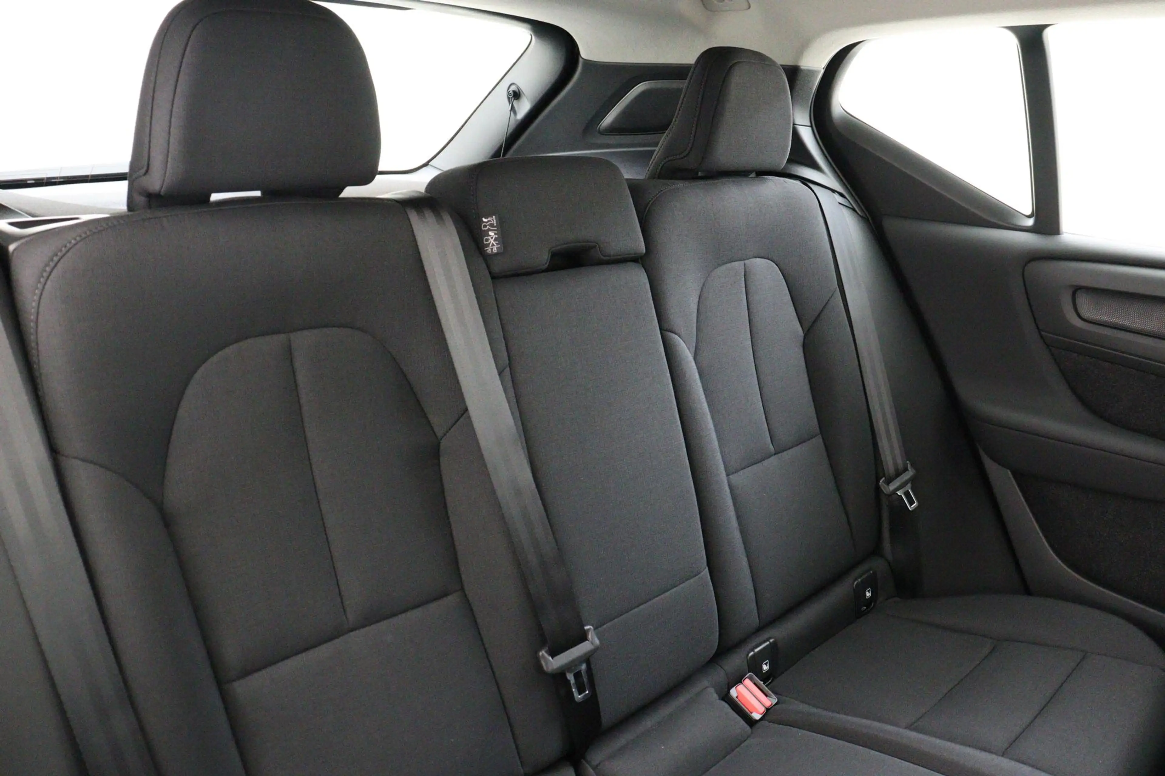 Volvo EX40 SINGLE MOTOR ESSENTIAL 70 kWh -CAMERA|CRUISE|METAL — photo 14