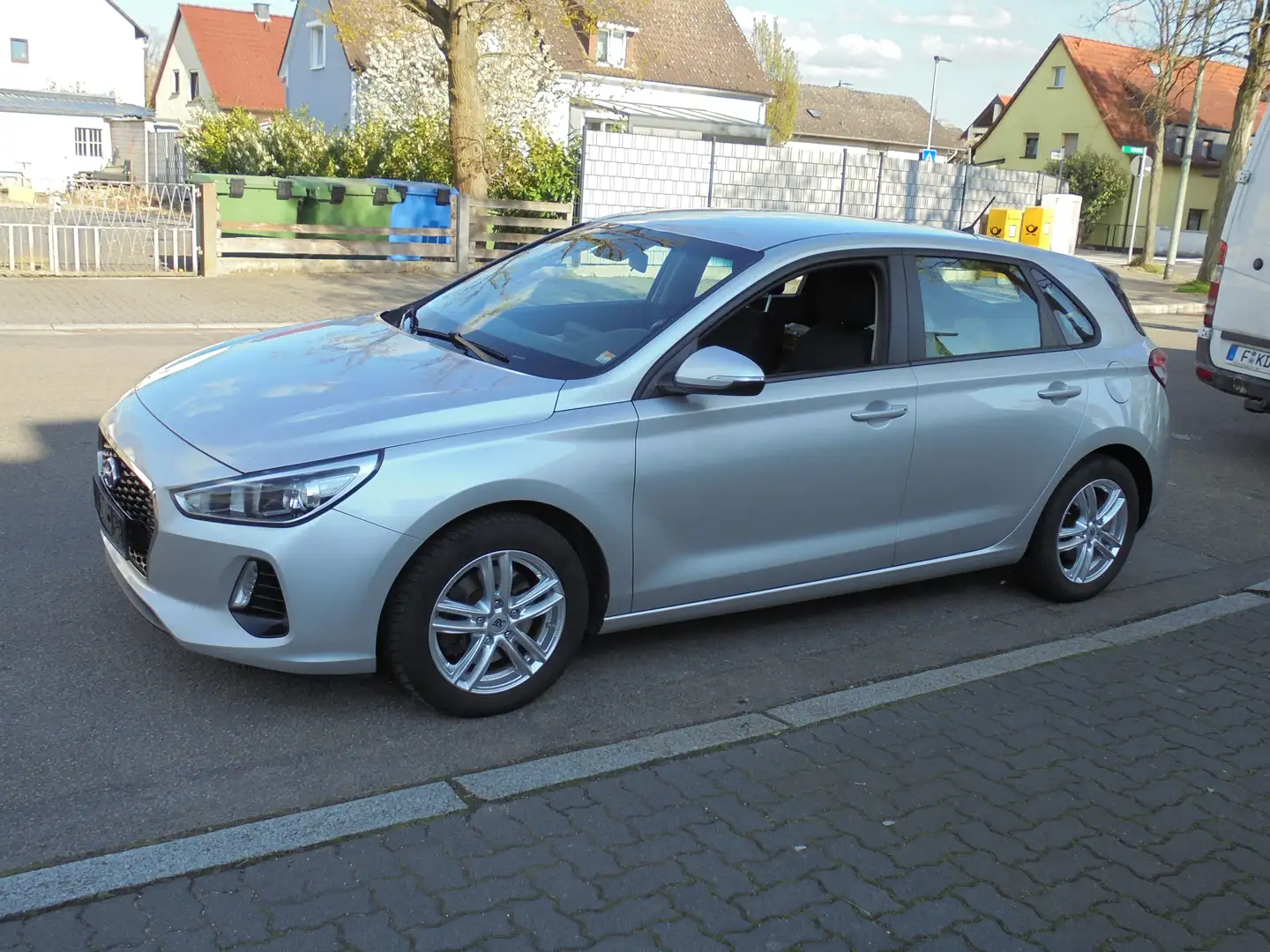 Hyundai i30 1.6 CRDI DCT Style 1 Hand 136 PS Topzustand Silber - 2