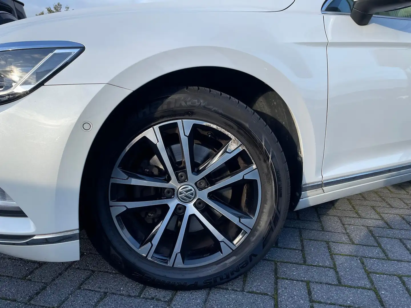 Volkswagen Passat 1.6 TDI Highline Business R | DSG | Panoramadak | Wit - 2