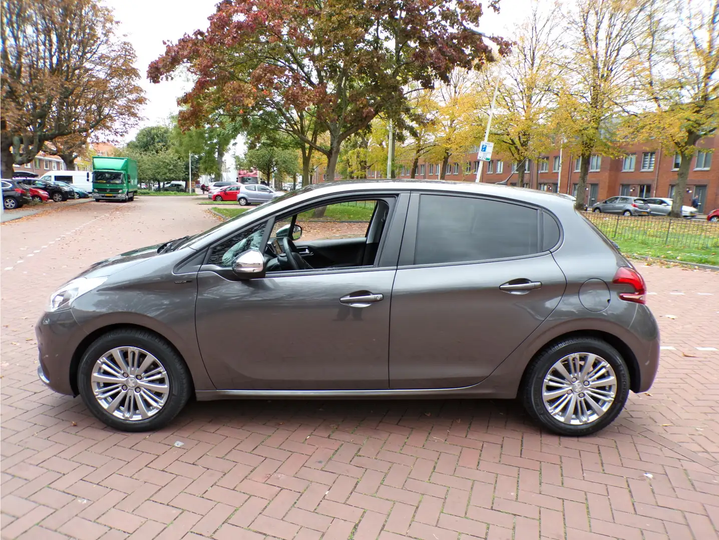 Peugeot 208 1.2 PureTech Signature NAVI TEL CRUISECONT APPLE C Gris - 2