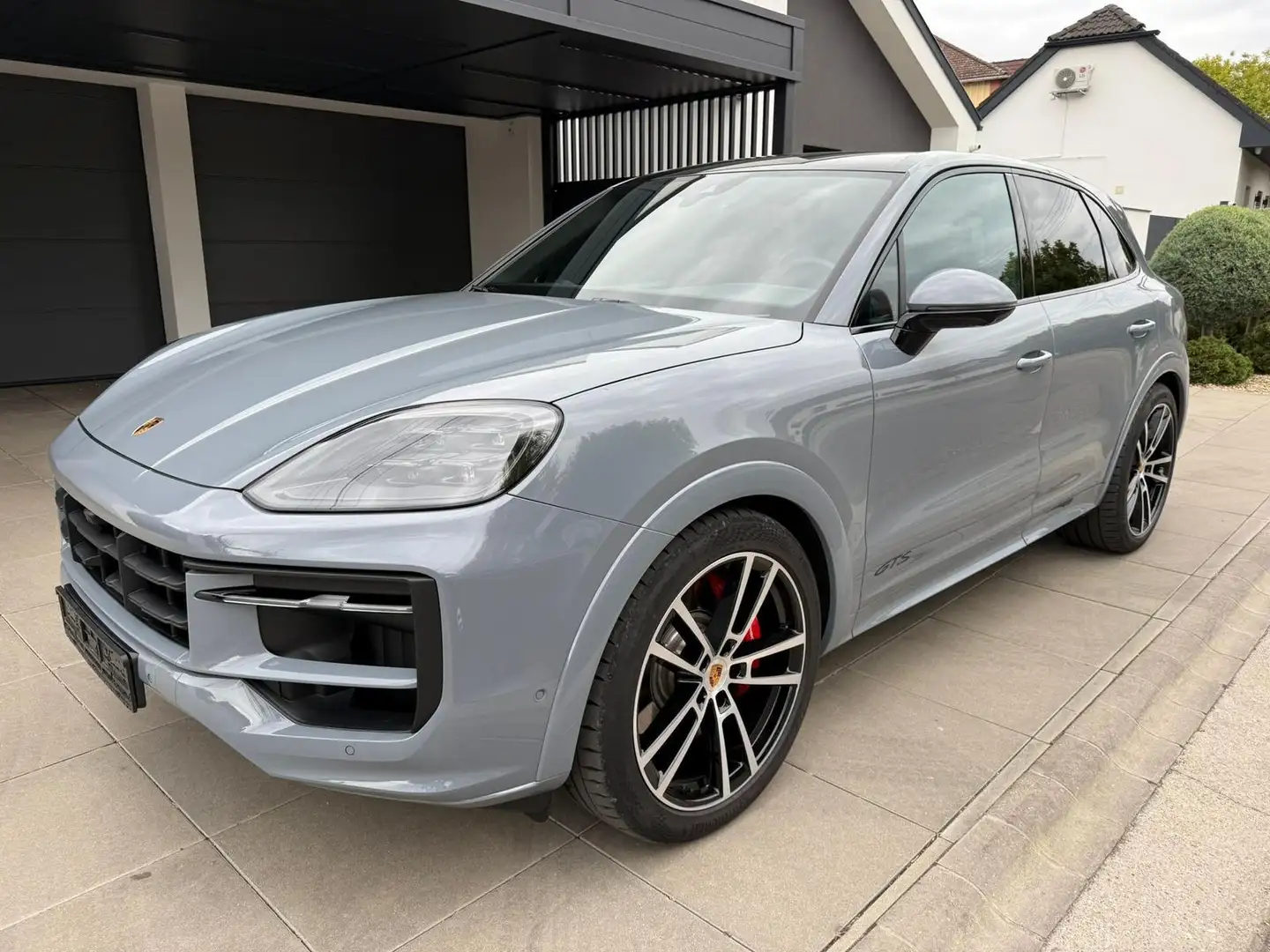 Porsche Cayenne GTS 4.0 AHK Bose PASM PDLS+ Sitzklima 368 kW (5... Grau - 1