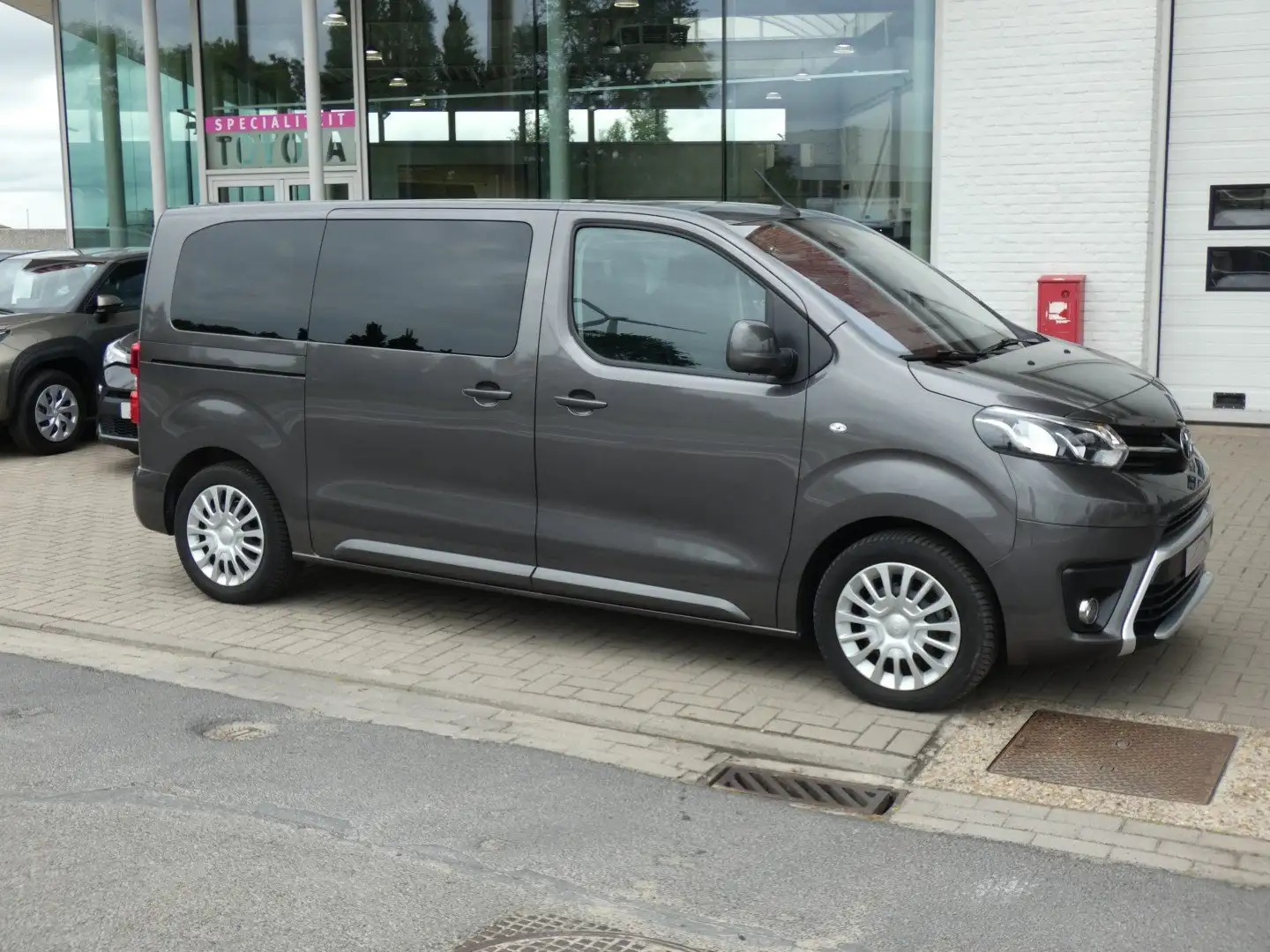 Toyota Proace Verso 144pk MWB Shuttle 9PL Trekhaak +Camera +GPS Gris - 1