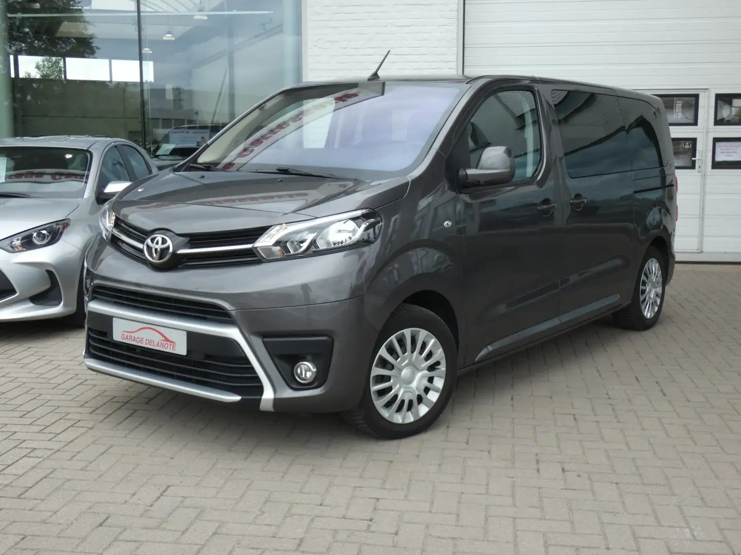 Toyota Proace Verso 144pk MWB Shuttle 9PL Trekhaak +Camera +GPS Gris - 2