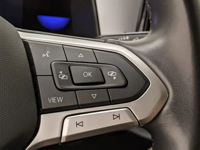 Volkswagen T-Roc view 11