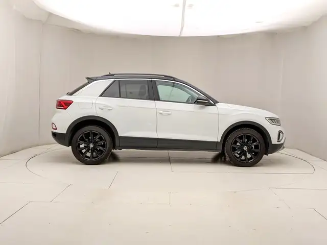 Volkswagen T-Roc view 3