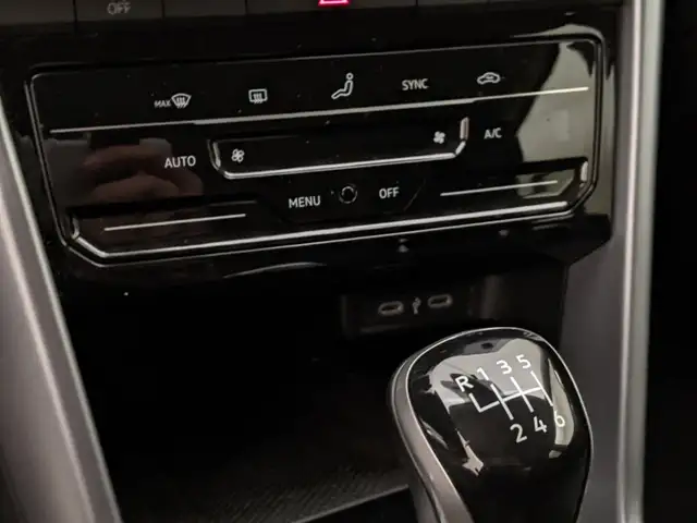 Volkswagen T-Roc view 12