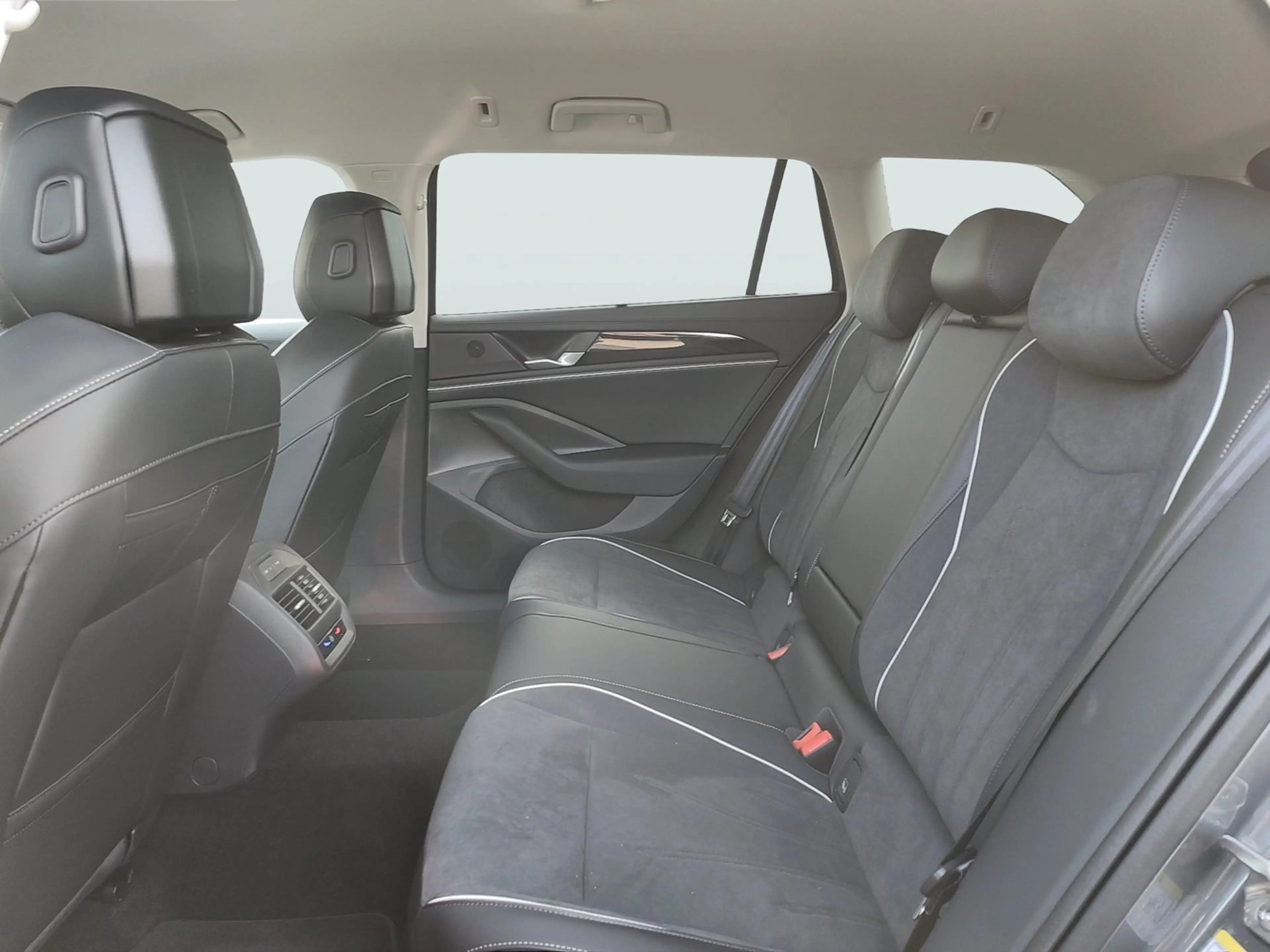 Volkswagen Passat Variant Business TDI DSG — photo 29