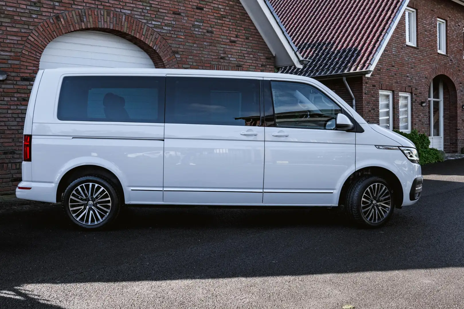 Volkswagen T6.1 Transporter 2.0 TDI 204 PK DSG CARAVELLE L2H1 A-KLEP ACC | LED Blanc - 2