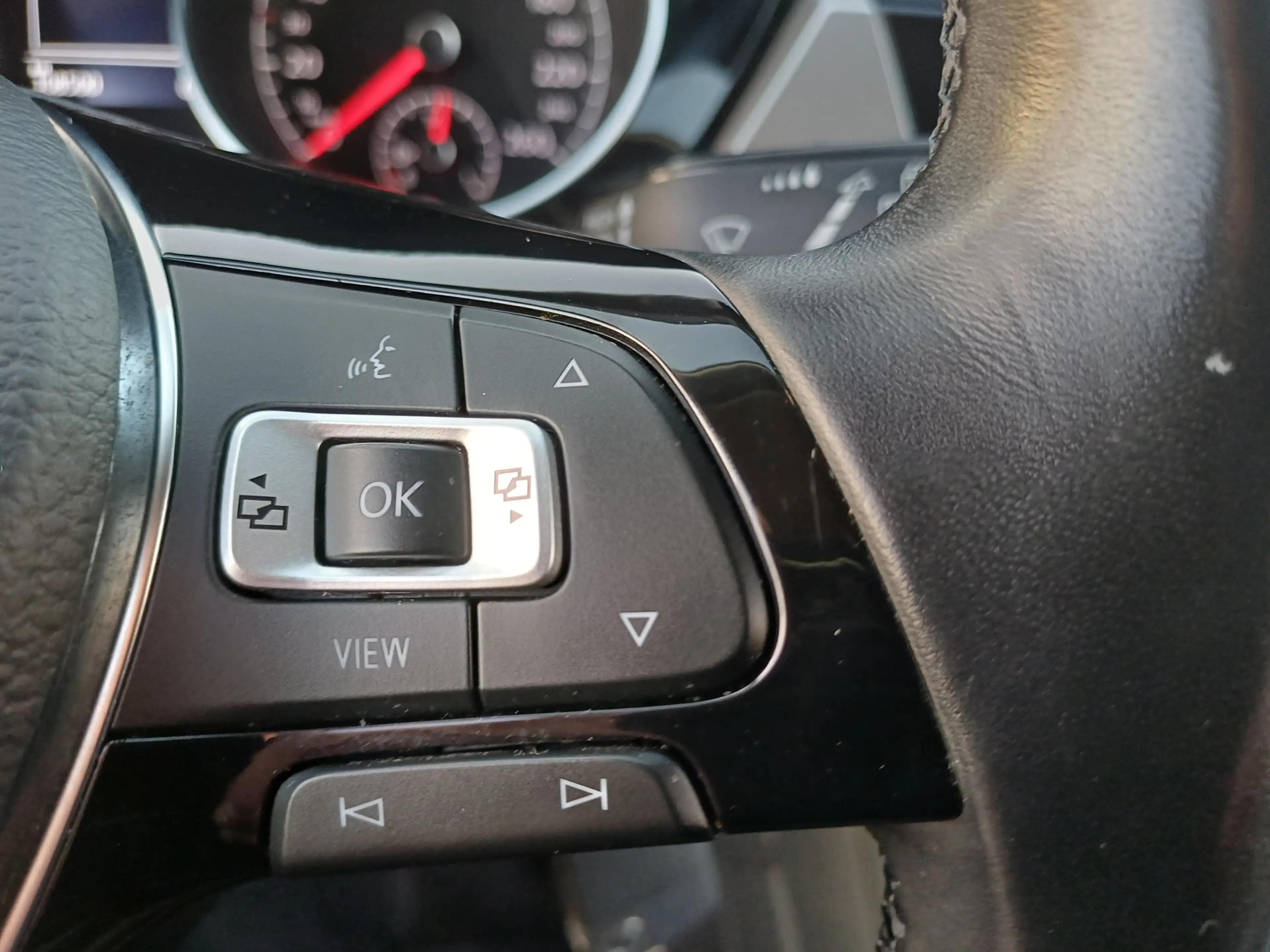Volkswagen Touran 1.5 TSI Comfortline /Clima/Cruise/Navi/Parkh. V+A/ — photo 37