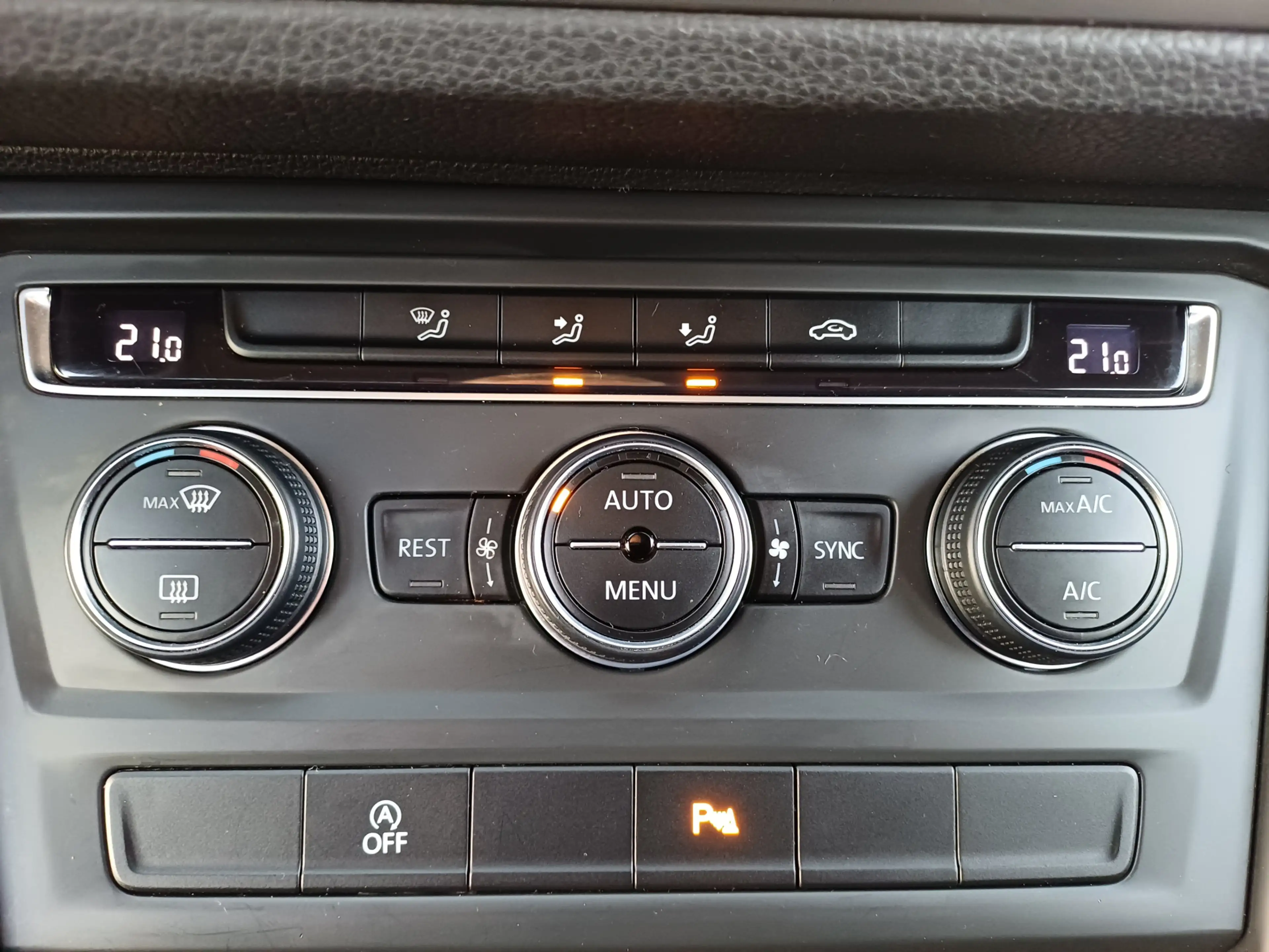 Volkswagen Touran 1.5 TSI Comfortline /Clima/Cruise/Navi/Parkh. V+A/ — photo 32