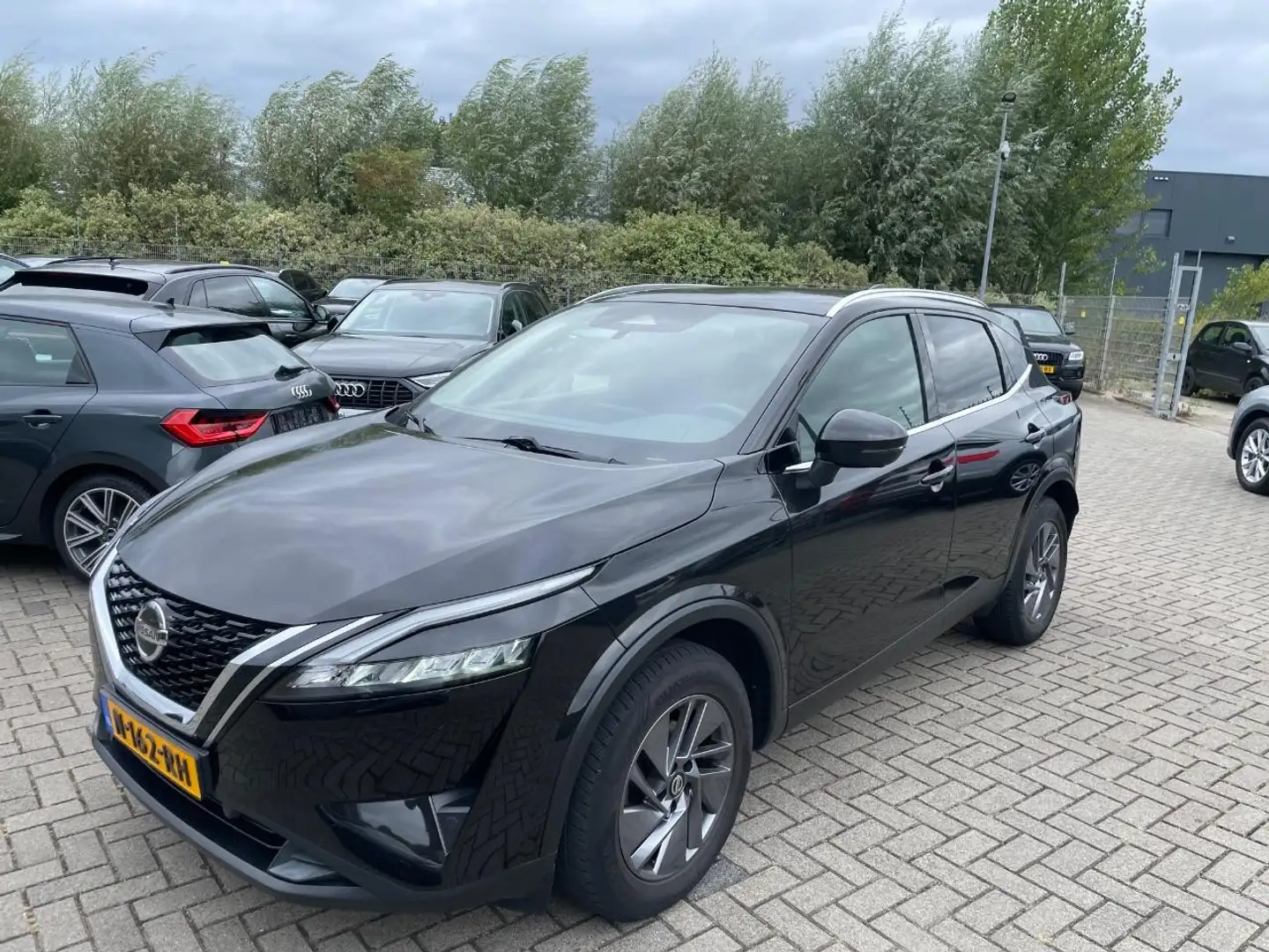 Nissan Qashqai 1.3 MHEV Acenta | Panoramadak | Trekhaak | Navigat Zwart - 2