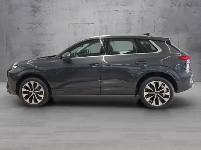 Audi Q3 view 3