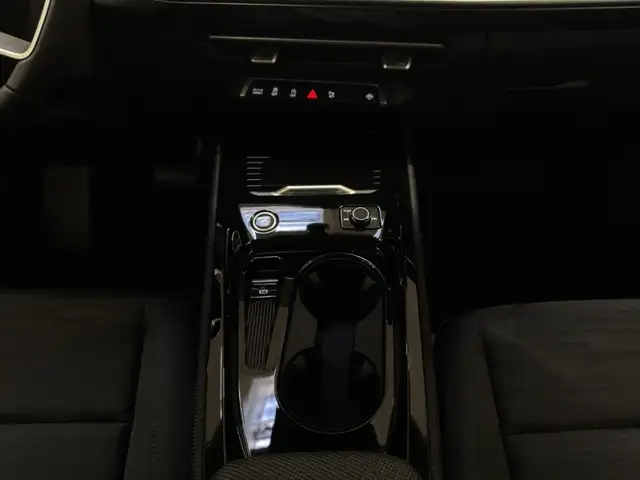 Audi Q3 view 13