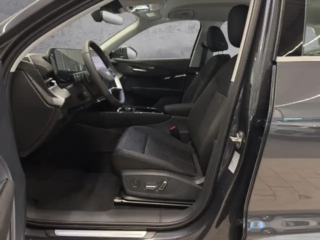 Audi Q3 view 8