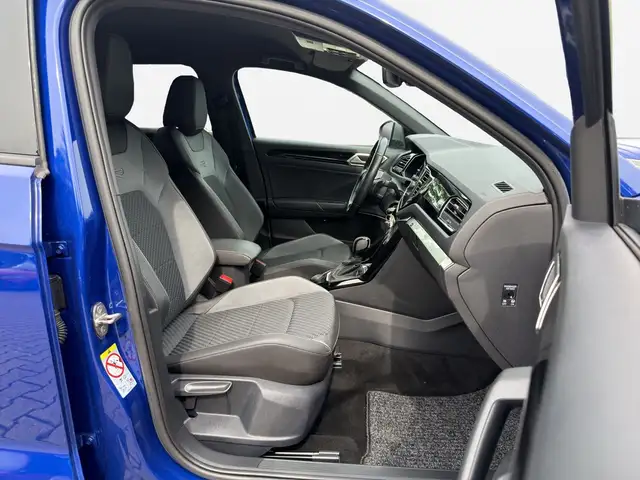Volkswagen T-Roc view 4