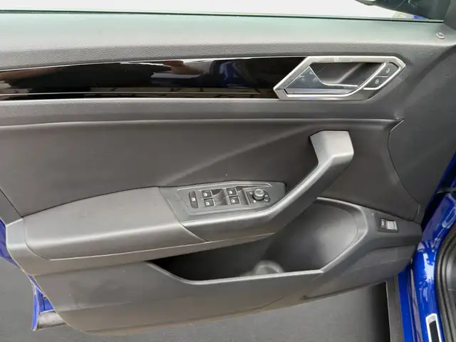 Volkswagen T-Roc view 14