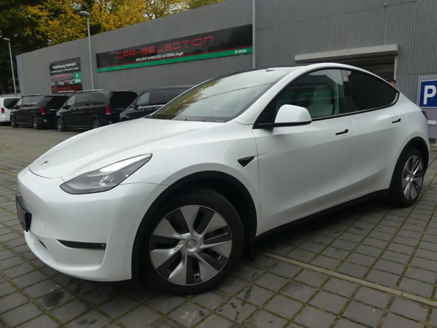 Tesla Model Y Long Range Dual AWD PANO/WÄRMEPUMPE Weiß - 2