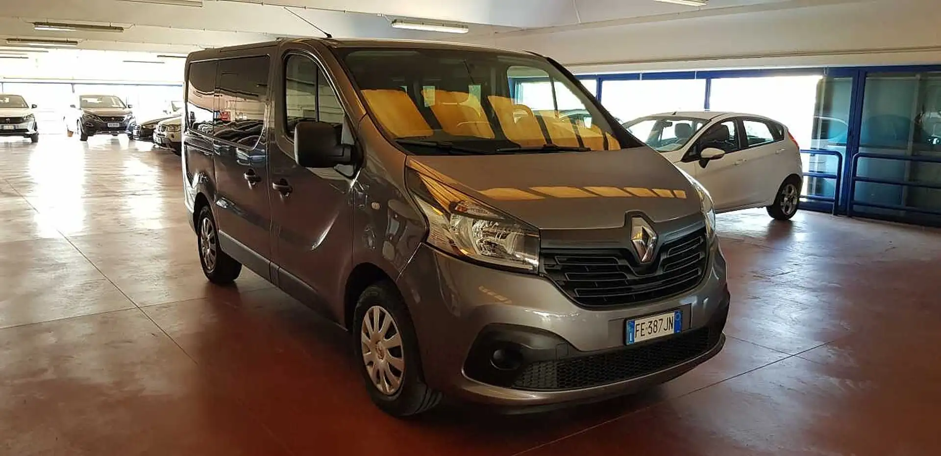 Renault Trafic 1.6 DCi 125CV PC-TN Zen - 9 POSTI Gris - 1