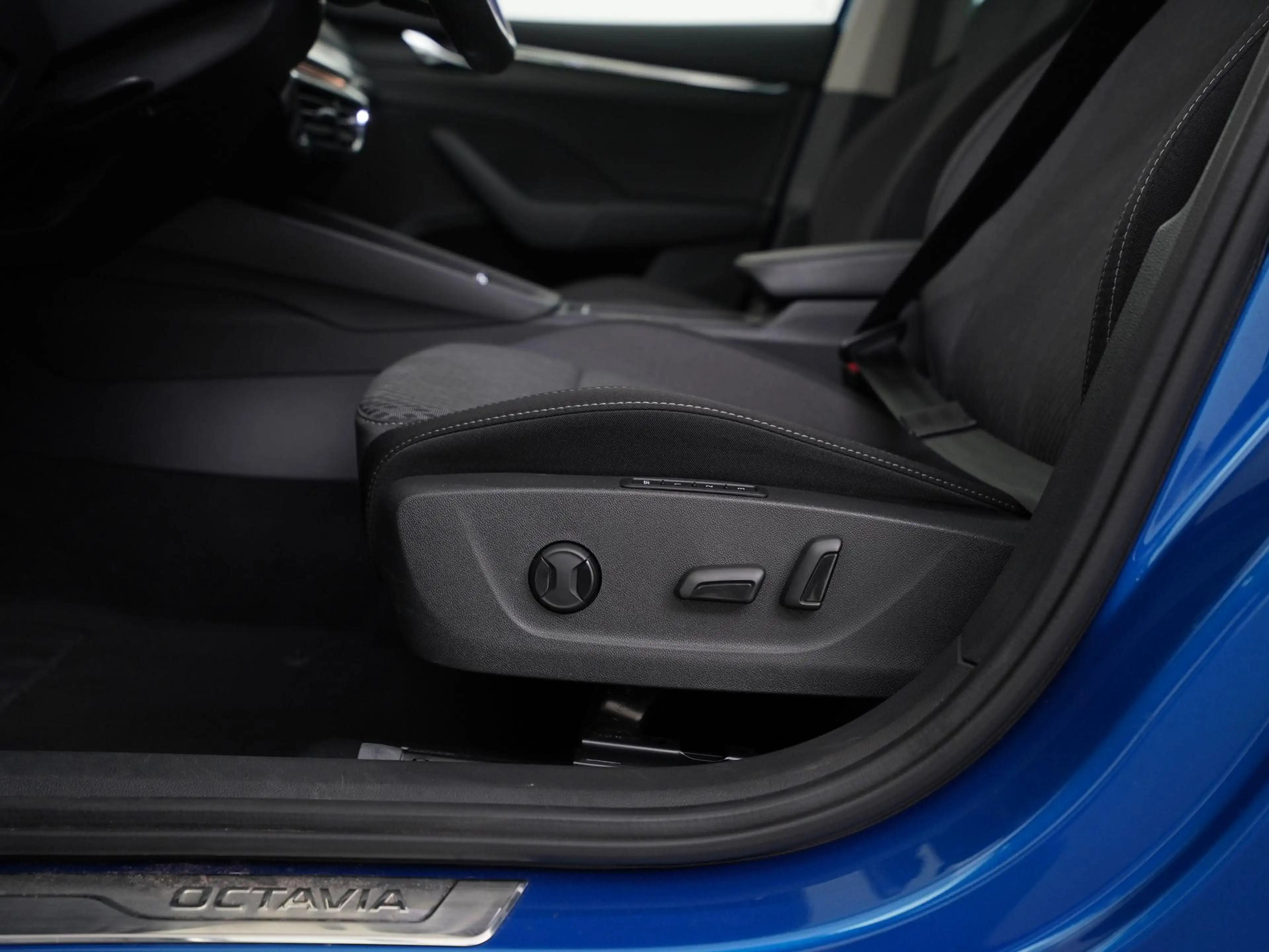 Skoda Octavia Combi 1.4 TSI iV PHEV Style | Panoramadak | Head U — photo 43