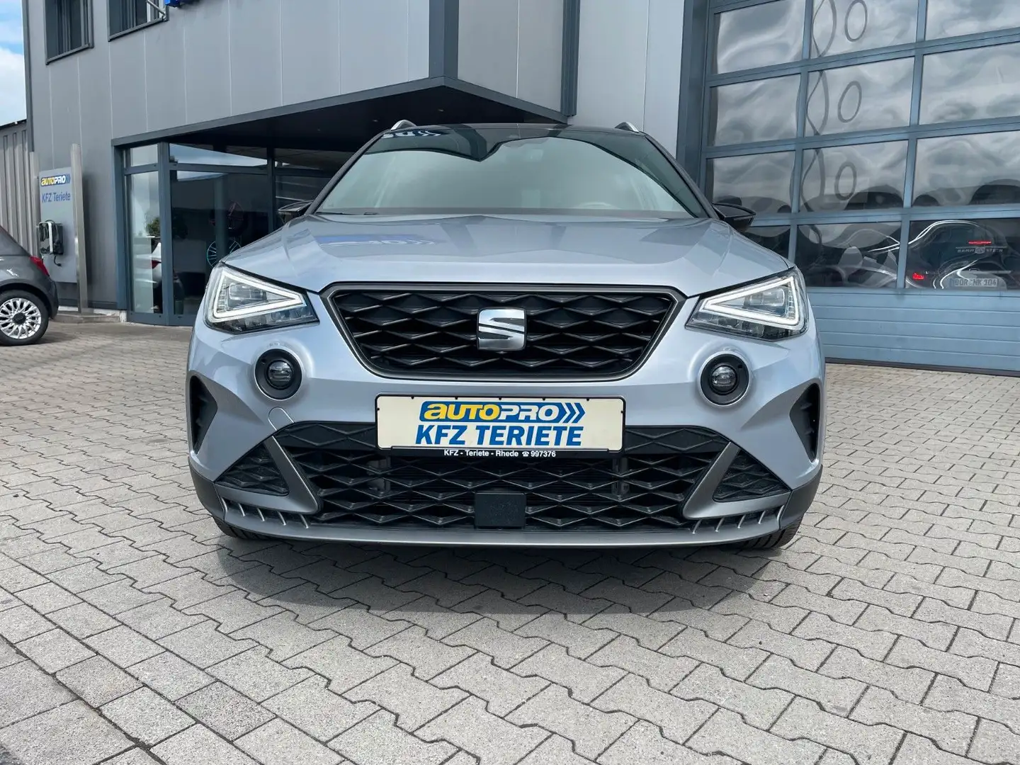 SEAT Arona 1.0 ecotsi FR LED ACC DAB Silber - 2