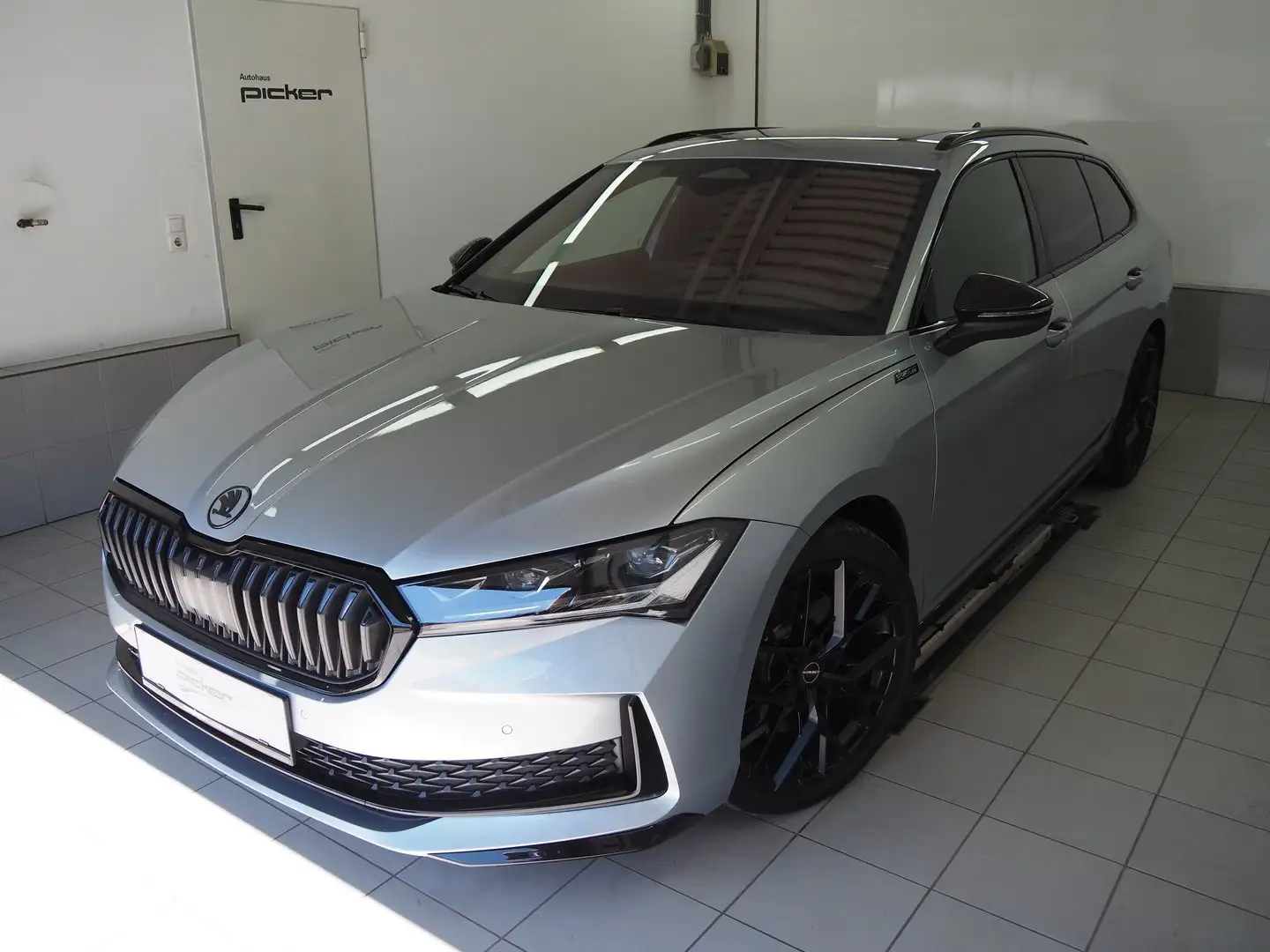 Skoda Superb 4x4 Sportline TDI DSG Silber - 1
