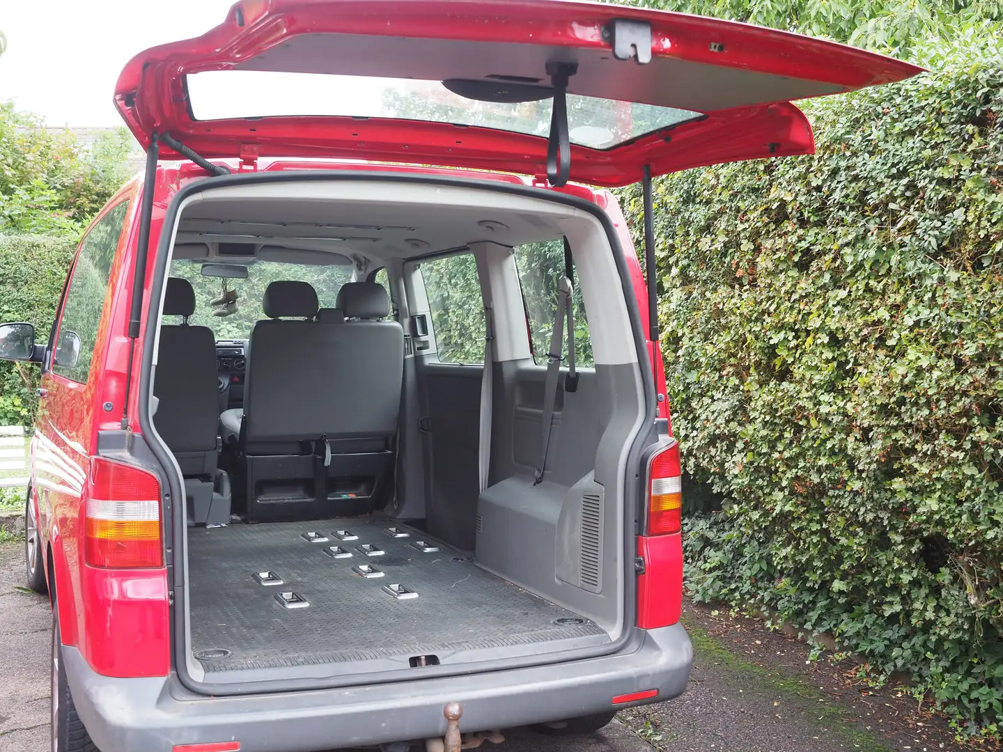 Volkswagen T5 Transporter 7 HC Rot - 1