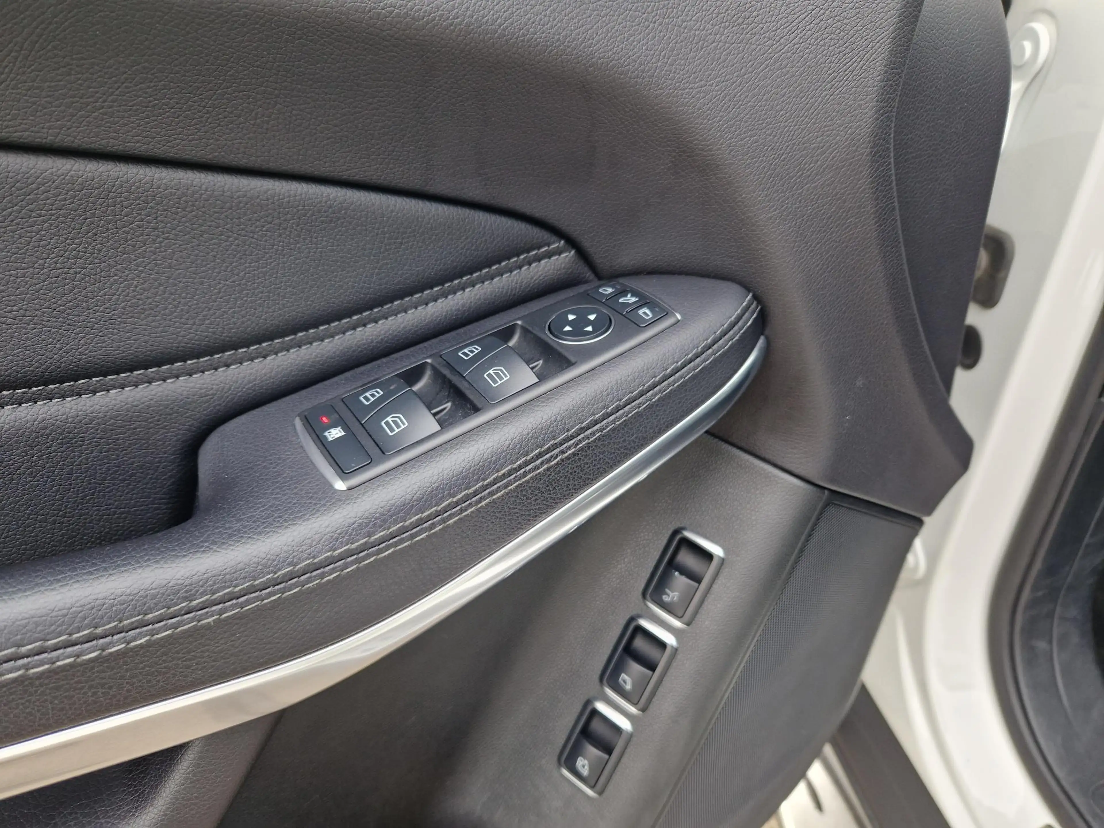 Mercedes-Benz GLS 500 4MATIC — photo 15