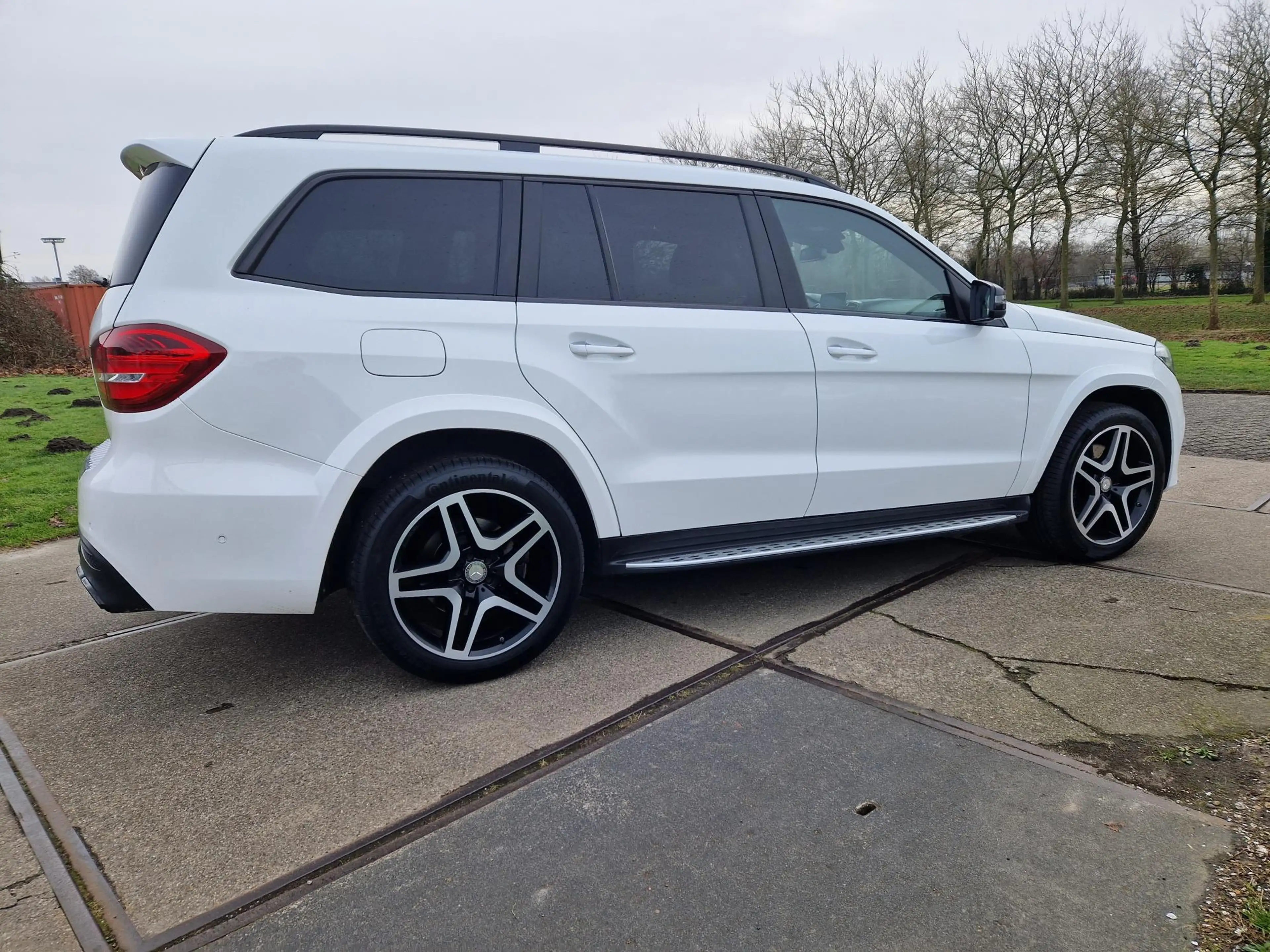 Mercedes-Benz GLS 500 4MATIC — photo 13