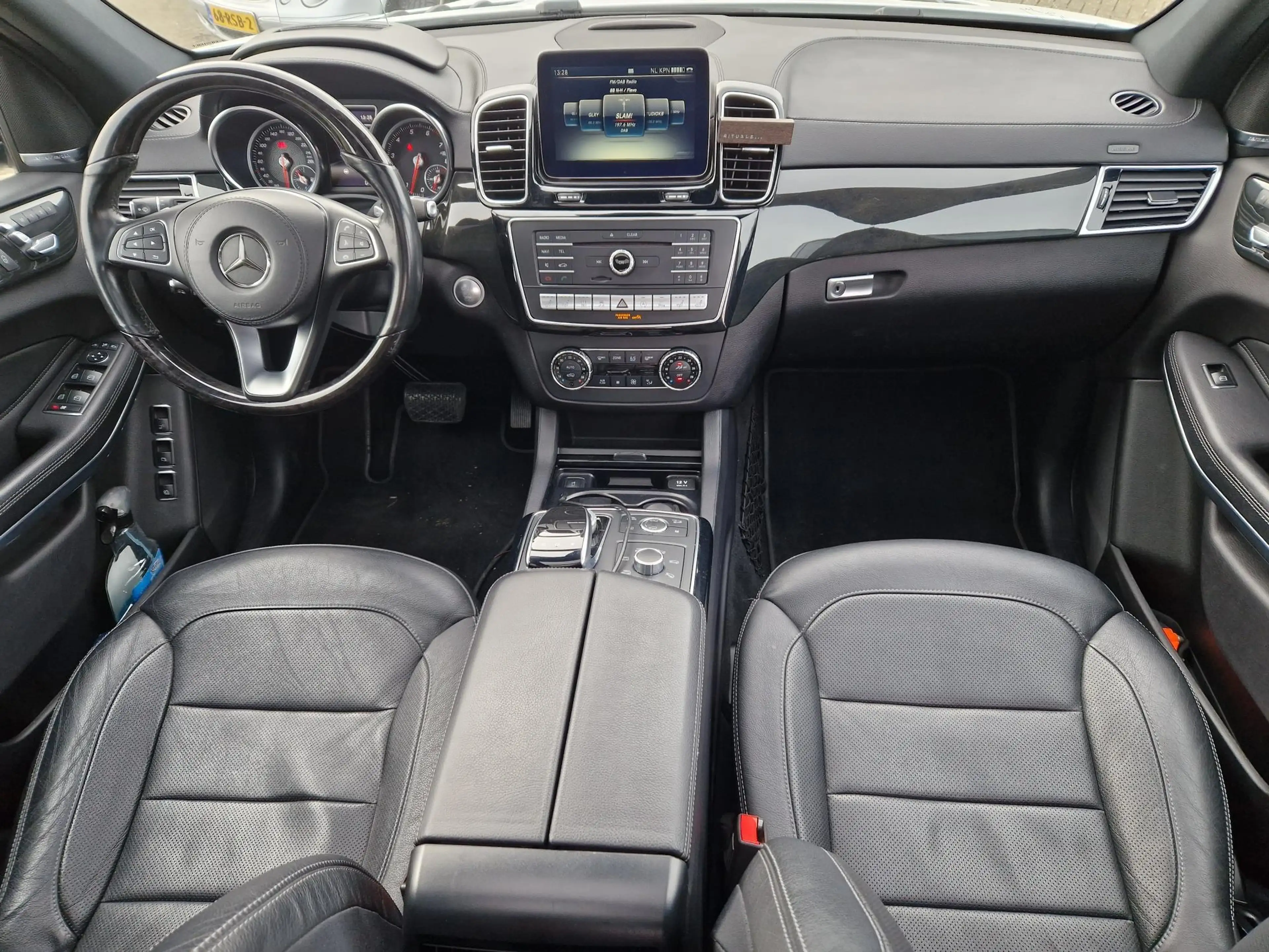 Mercedes-Benz GLS 500 4MATIC — photo 7