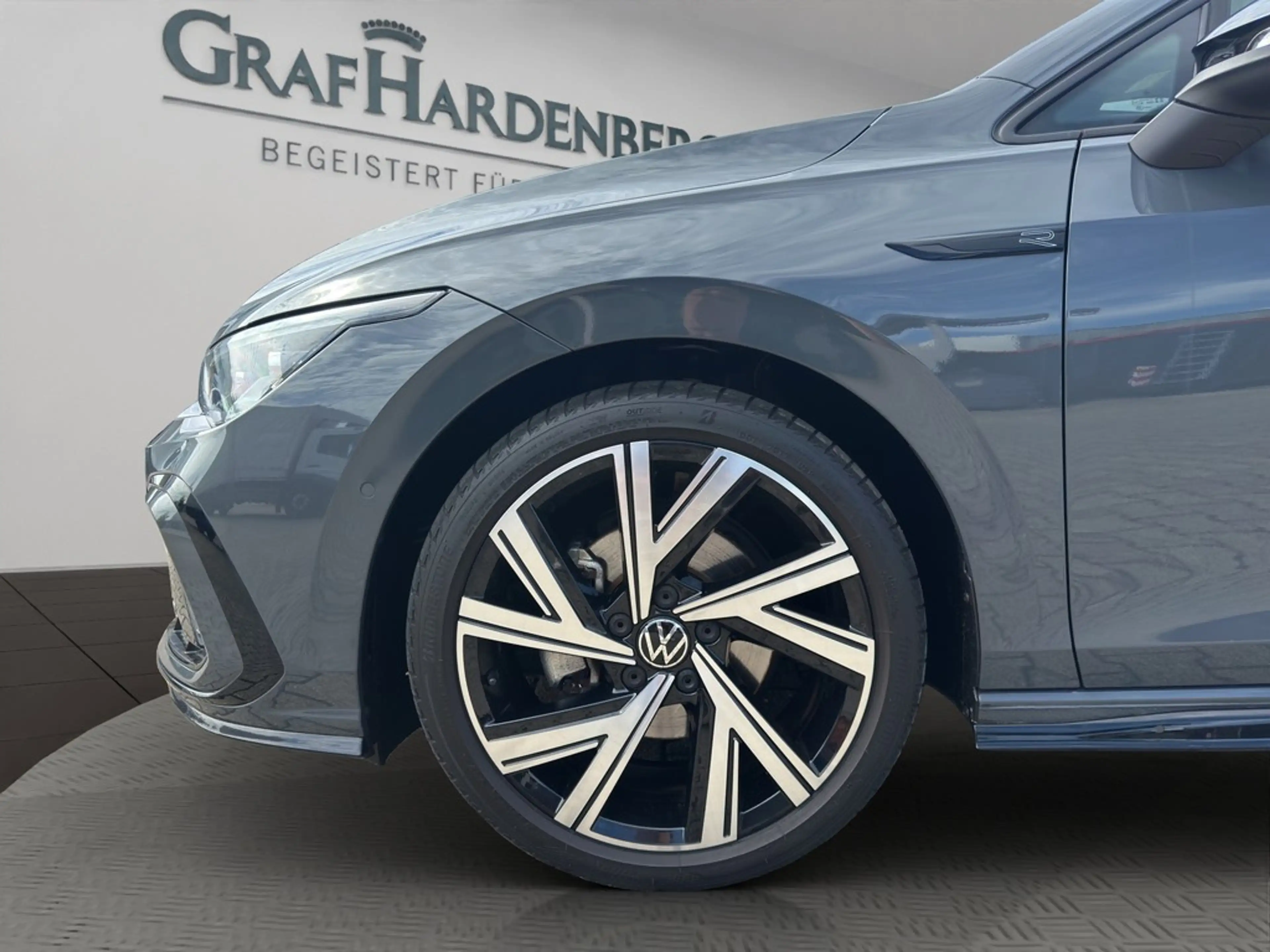 Volkswagen Golf R -Line 1.5 TSI DSG Black Style — photo 3