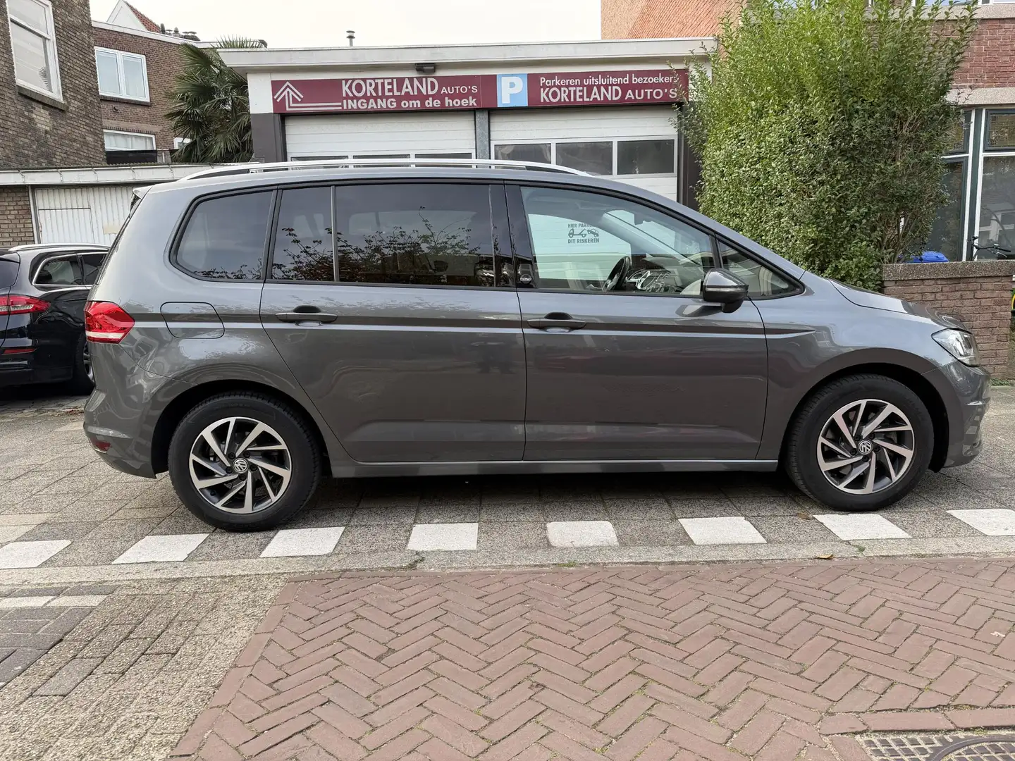 Volkswagen Touran 1.4 TSI Highline SOUND NAVI CARPLAY TREKHAAK Grijs - 2