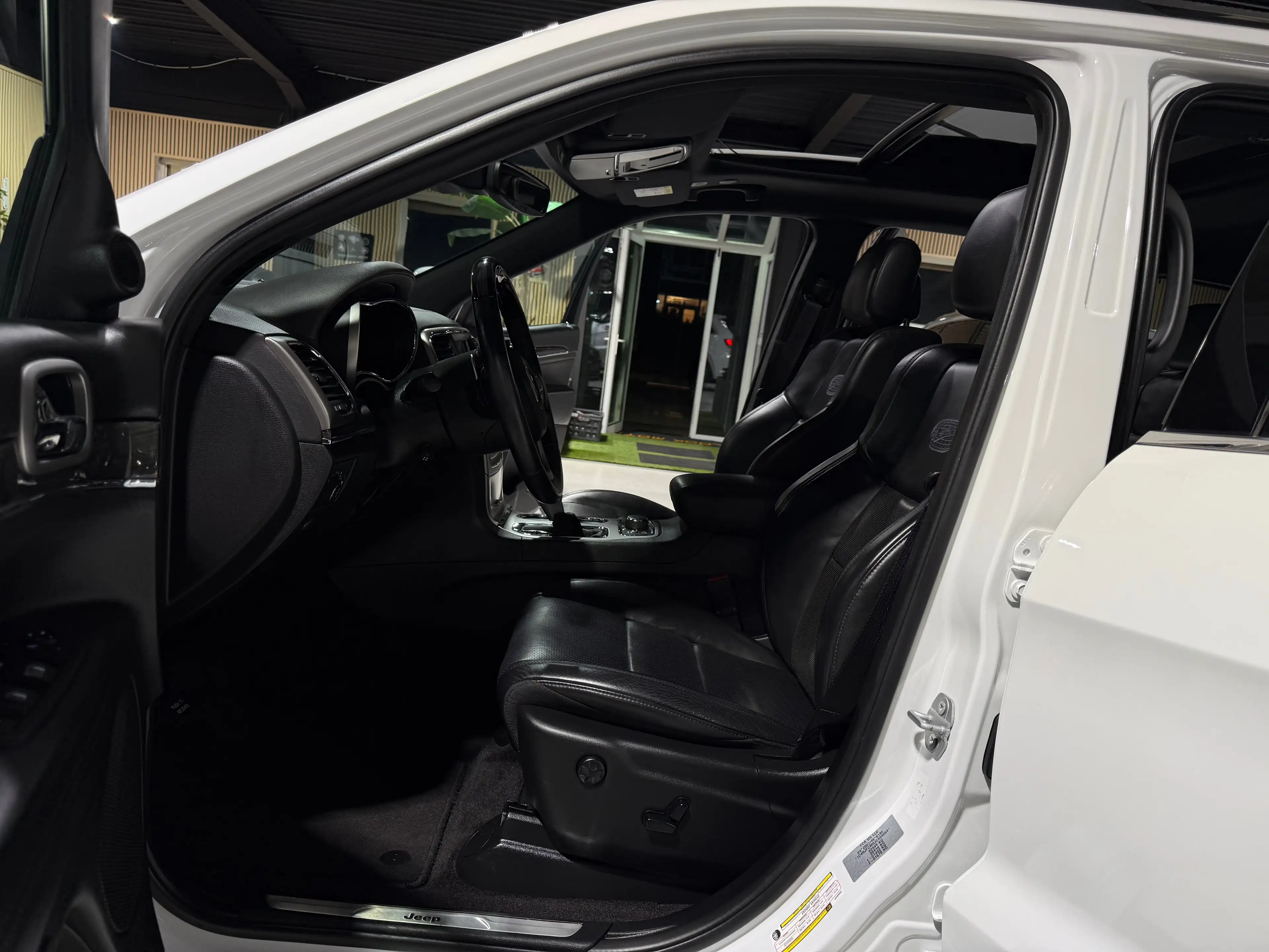Jeep Grand Cherokee 3.0 V6 TD Overland AUTO CUIR SUSPENSION DISTRONIC PANO FULL FULL — photo 8