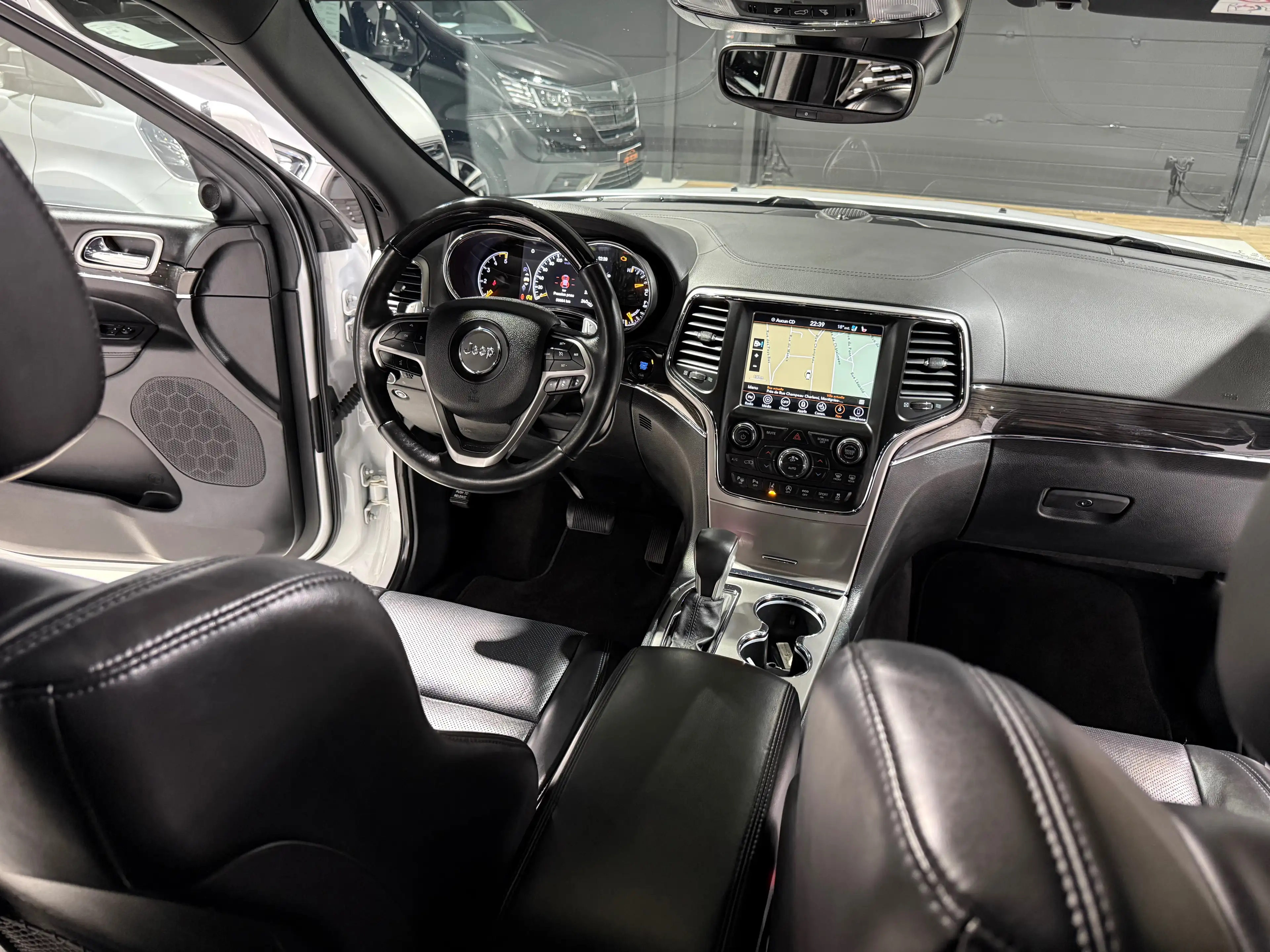 Jeep Grand Cherokee 3.0 V6 TD Overland AUTO CUIR SUSPENSION DISTRONIC PANO FULL FULL — photo 12