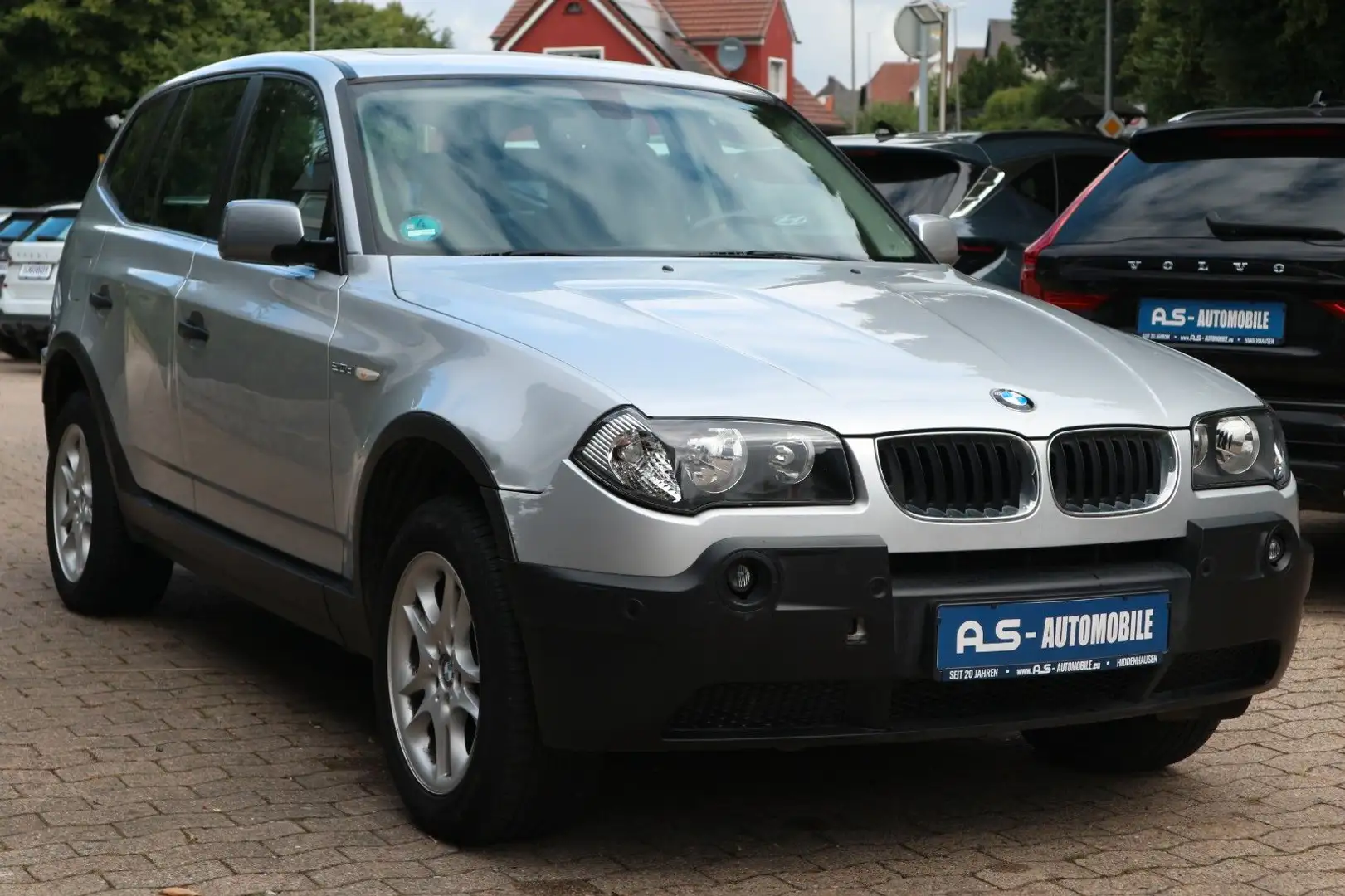 BMW X3 2.0d *PANO / PDC / SHZ / HU/AU 01/2027 / AHK* Silber - 1