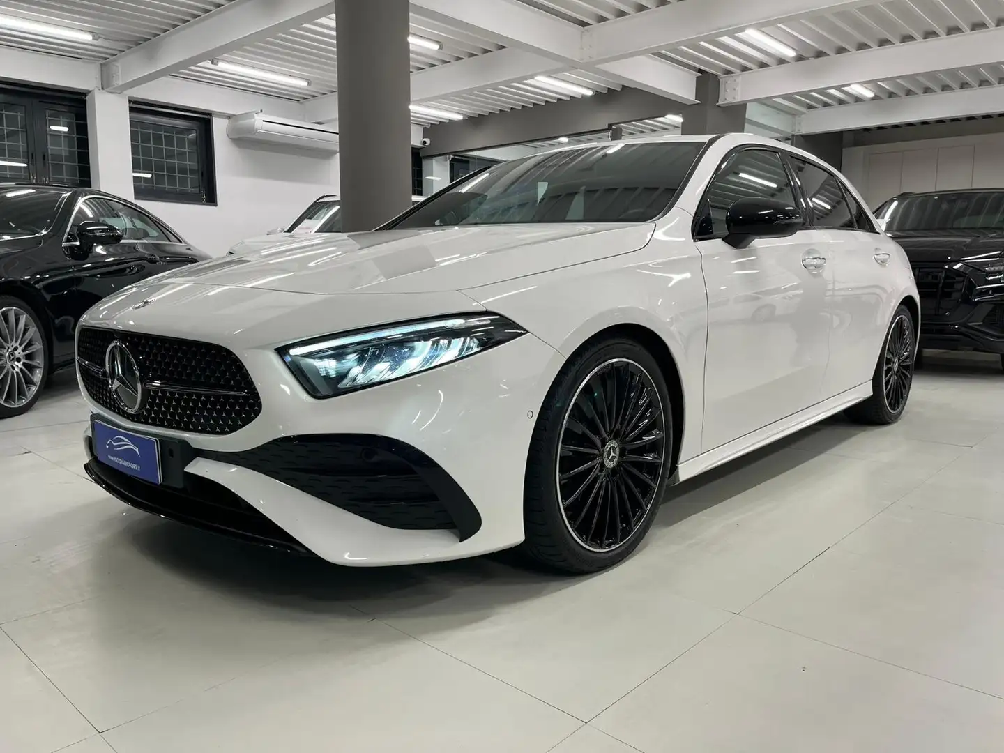 Mercedes-Benz A 180 d 116cv Automatica Premium Plus AMG MY2024 Blanc - 2