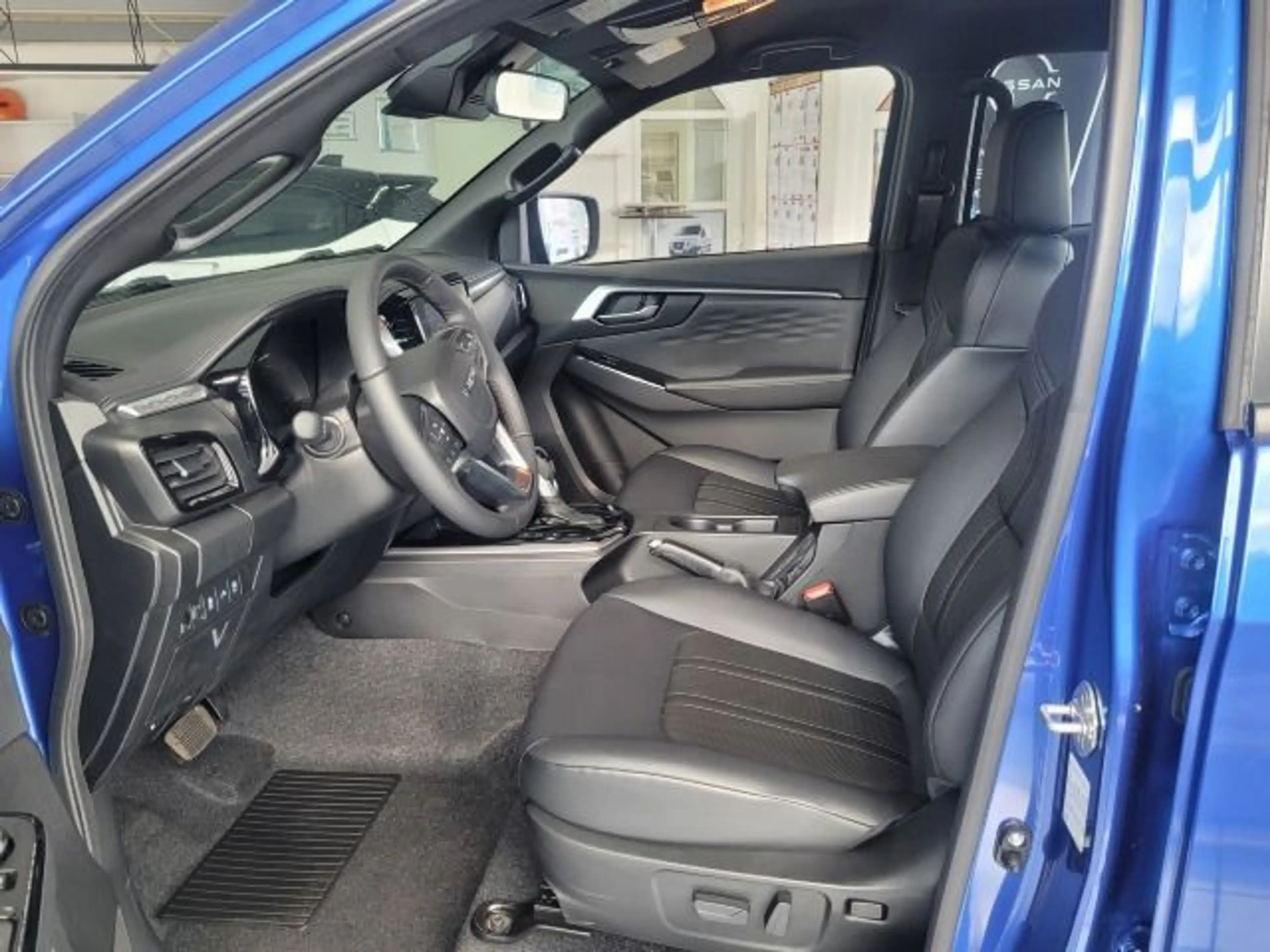 Isuzu D-Max Double Cab 4WD LSE — photo 11