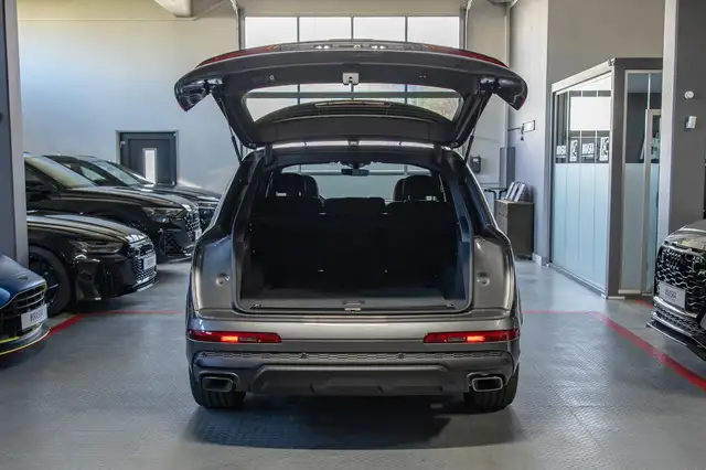 Audi Q7 view 13