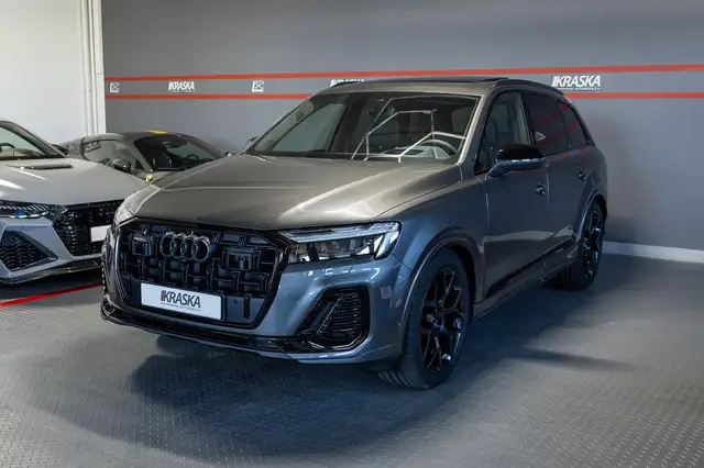 Audi Q7 view 5
