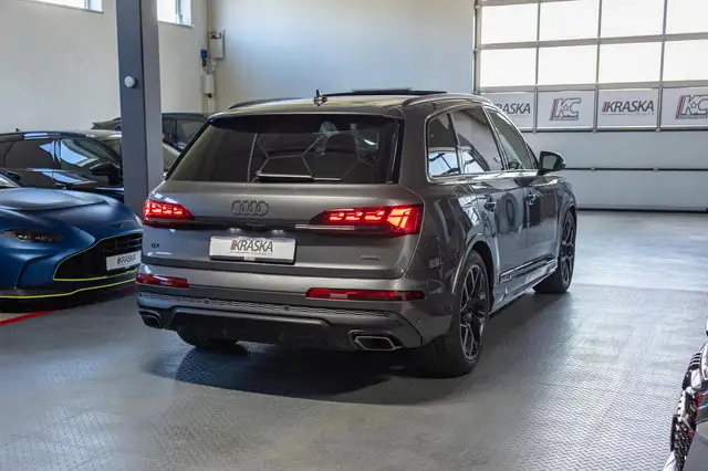 Audi Q7 view 9