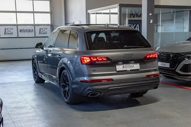 Audi Q7 view 11