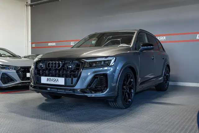 Audi Q7 view 6
