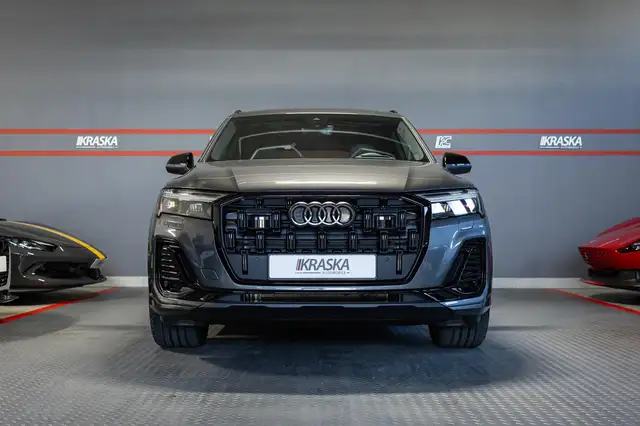 Audi Q7 view 4