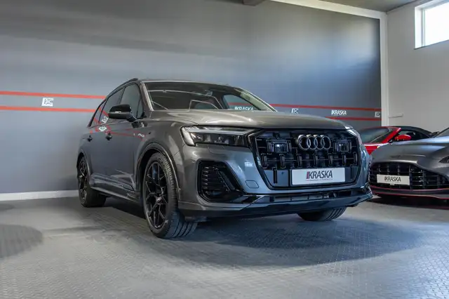 Audi Q7 view 8