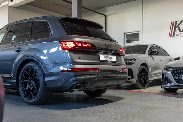 Audi Q7 view 12