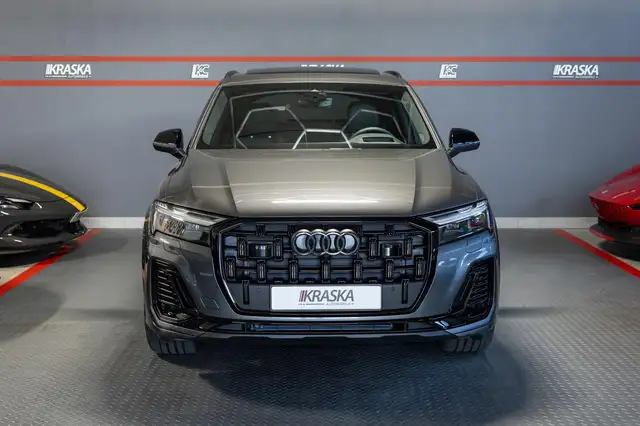 Audi Q7 view 3