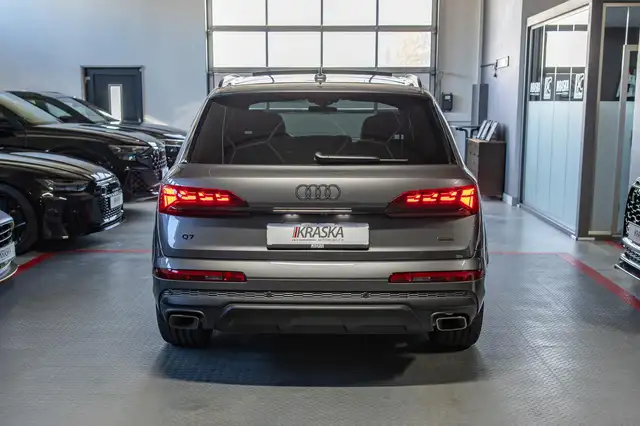 Audi Q7 view 10
