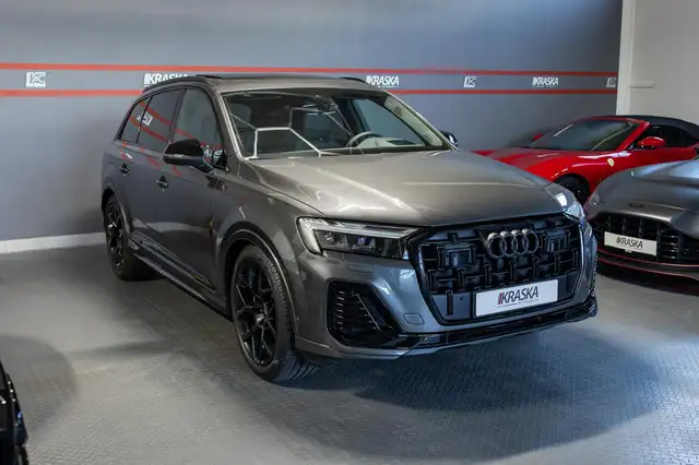 Audi Q7 view 7